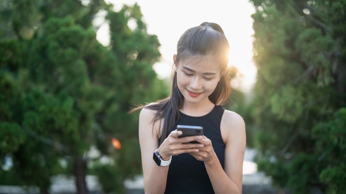 ¿Revisar el celular constantemente afecta la memoria? Esto dice un experto sobre su impacto en la concentración | Foto: canva