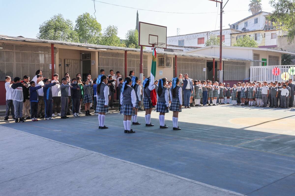 Honores a la bandera en el primer día de clases en la escuela primaria Club de Leones.