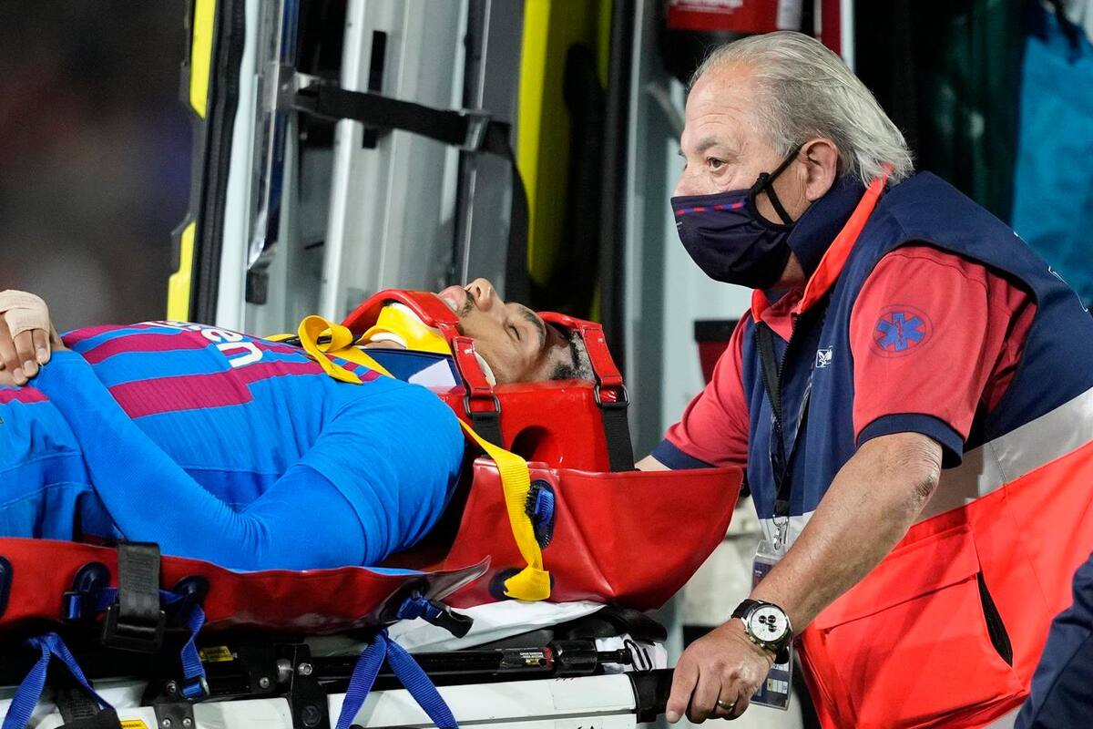 Araujo sufre conmoción tras choque con Gavi, su compañero en Barcelona; sale en ambulancia y lo hospitalizan