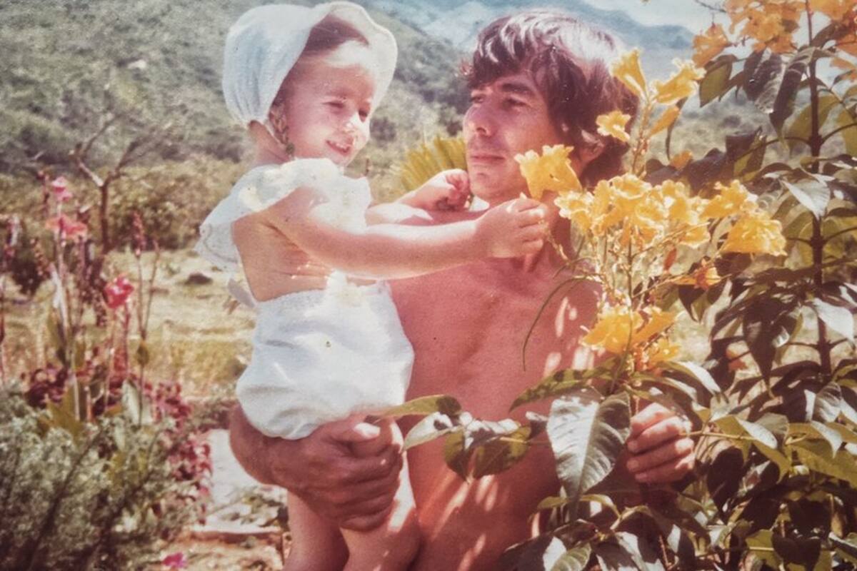 "¿Pueden 35 gramos de acero y un gramo de pólvora destruir a una familia?": Sara Jaramillo Klinkert, sobre su novela "Cómo maté a mi padre"