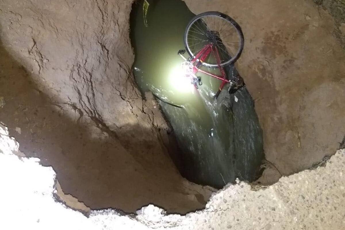 Esta era la bicicleta del hombre que supuestamente cayó en socavón