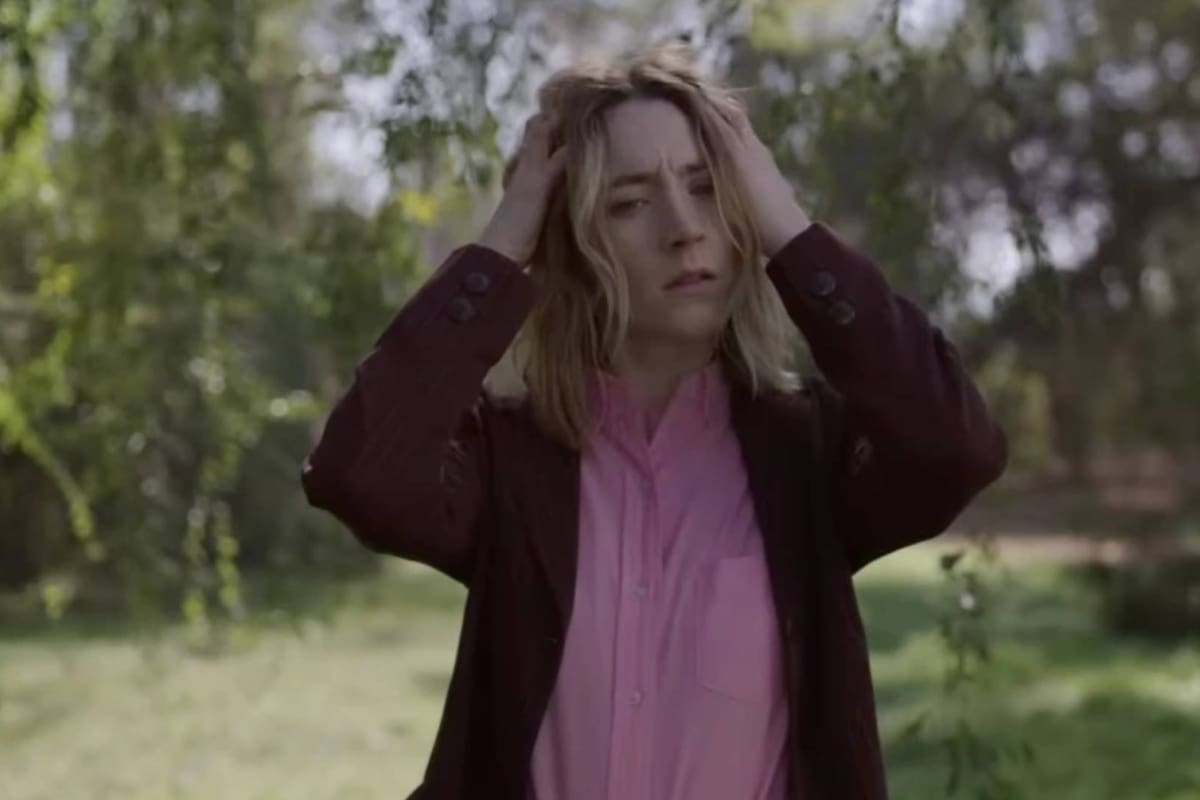 Saoirse Ronan protagoniza videoclip de “Psycho Killer” de Talking Heads