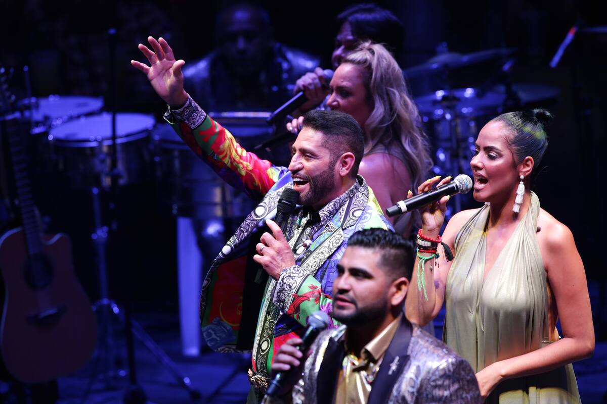 Mexicalenses disfrutan de Pancho Barraza en palenque