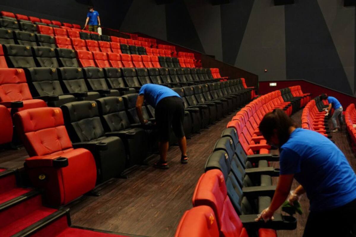 TikTok: Empleada de cine muestra los extraños hallazgos que quedan al terminar una película
