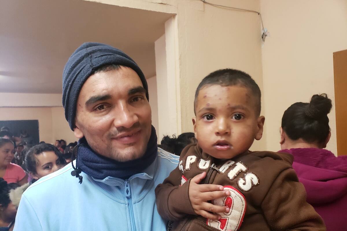 Detienen niños migrantes y los alojan en hoteles