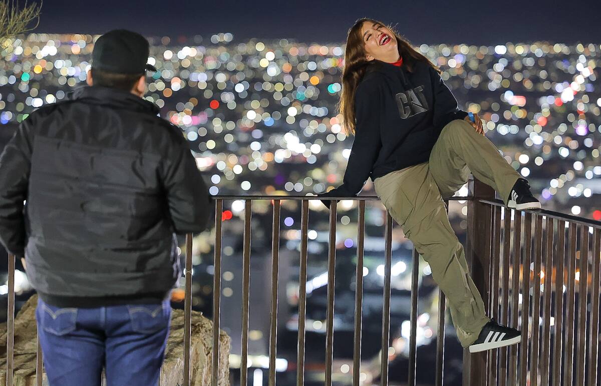 Quienes suben al Cerro de la Campana disfrutan de pasar un buen rato
con amigos y familia, y no dejan pasar la oportunidad de tomarse fotos
desde lo alto de la ciudad.