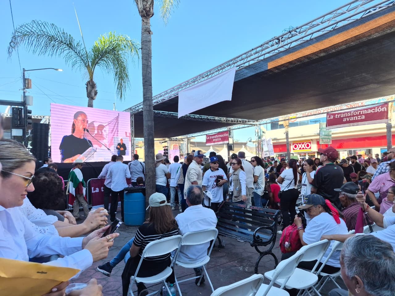 Entre quienes permanecen en las inmediaciones se encuentran personas que expresan su apoyo a la presidenta, así como integrantes de agrupaciones laborales. Foto: Michelle Castillo
