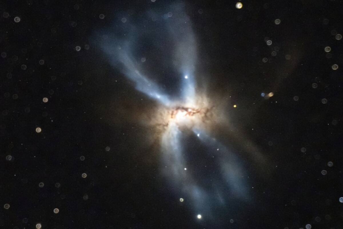 Observan una estructura de gas en forma de reloj de arena en una galaxia espiral