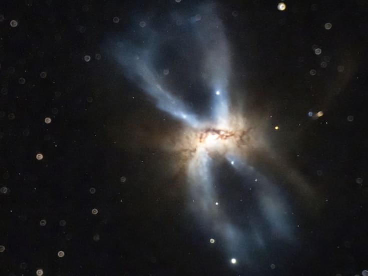 Observan una estructura de gas en forma de reloj de arena en una galaxia espiral