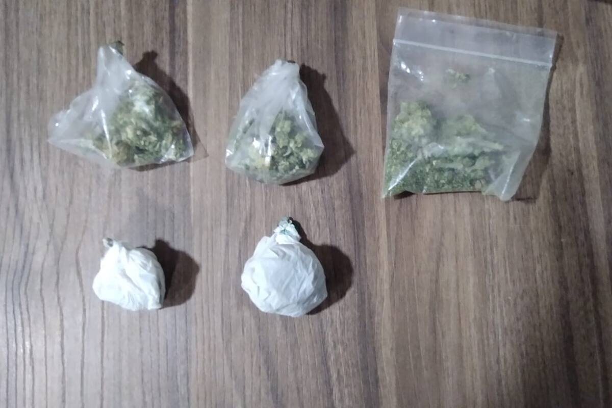 Aseguran a dos hombres con droga en operativos distintos