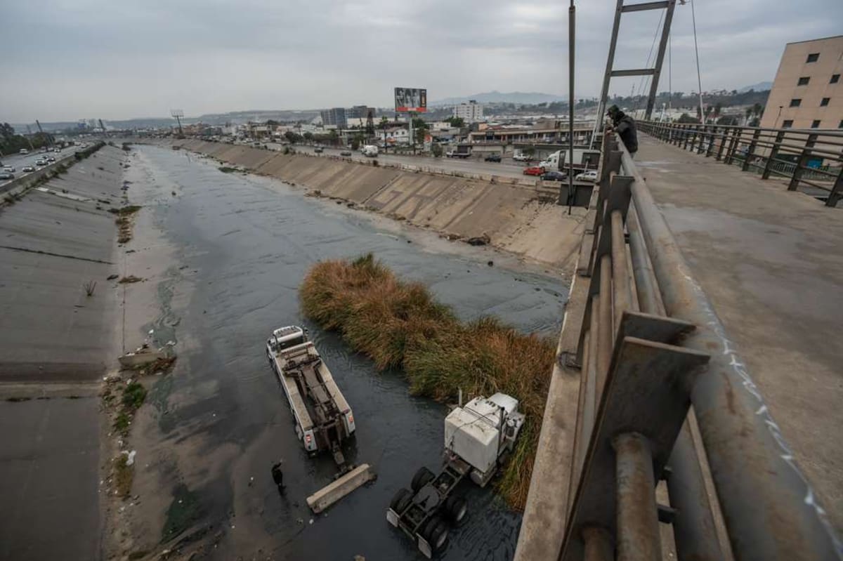 El conductor perdió el control, impactó un poste y terminó dentro de la canalización sin lesionados. Foto: Border Zoom