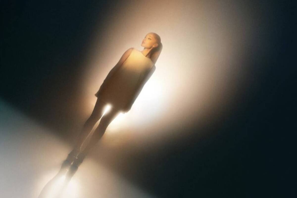 Ariana Grande prepara edición deluxe de 'eternal sunshine'