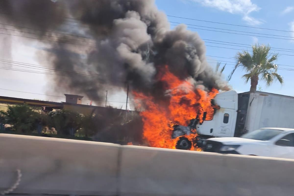 Se incendia tráiler en carretera San Luis–Mexicali; logran salvar la carga
