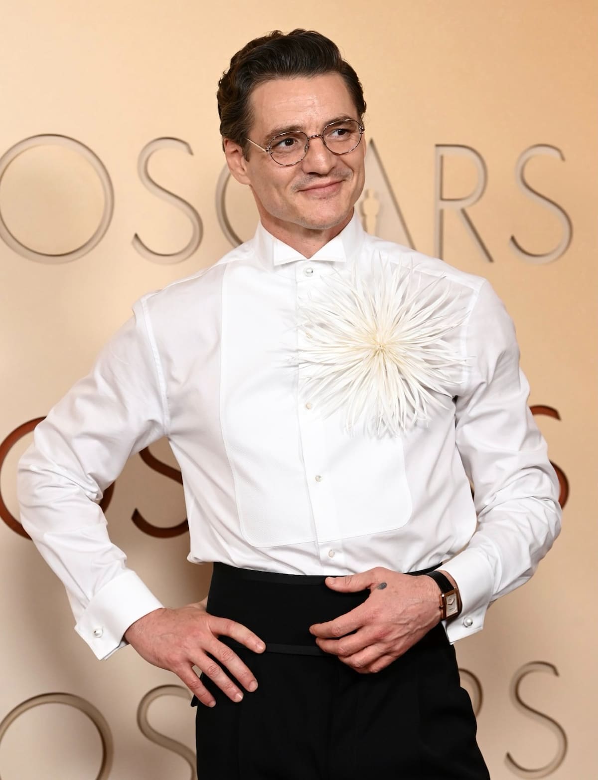 Pedro Pascal aparece sin barba en la alfombra roja de los Oscar 2026. | Foto: cortesía.