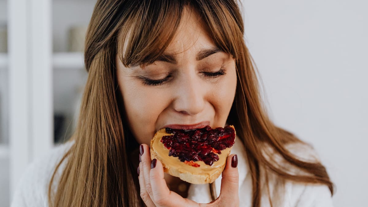 Opciones como frutos secos, palta o queso crema pueden incluso beneficiar el metabolismo y el sueño/Foto: Canva