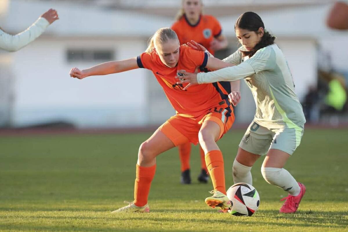 Ayón sigue destacando en el fútbol femenil