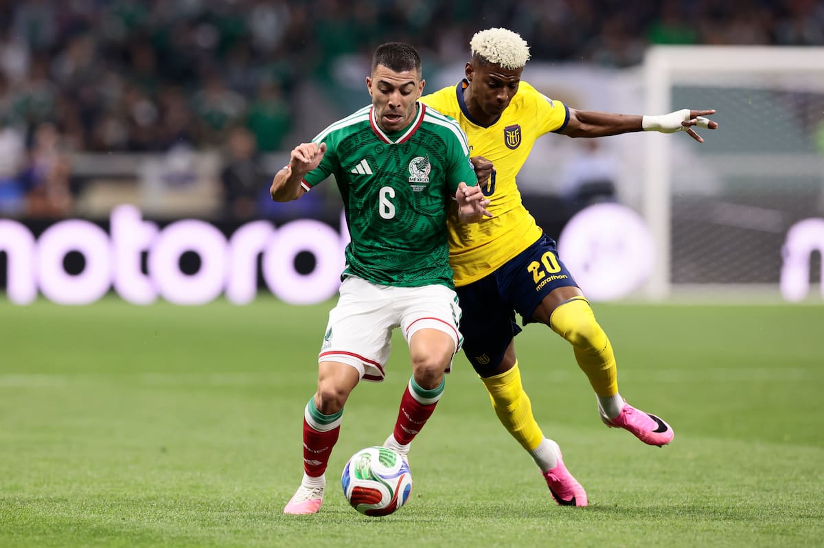 Erik Lira (izq.), de México, disputa el balón con Nilson Angulo, de Ecuador, durante el partido de dieciseisavos de final del Mundial de la FIFA 2026, celebrado en el Estadio Azteca de la Ciudad de México el 30 de junio de 2026. EFE/ Jose Mendez