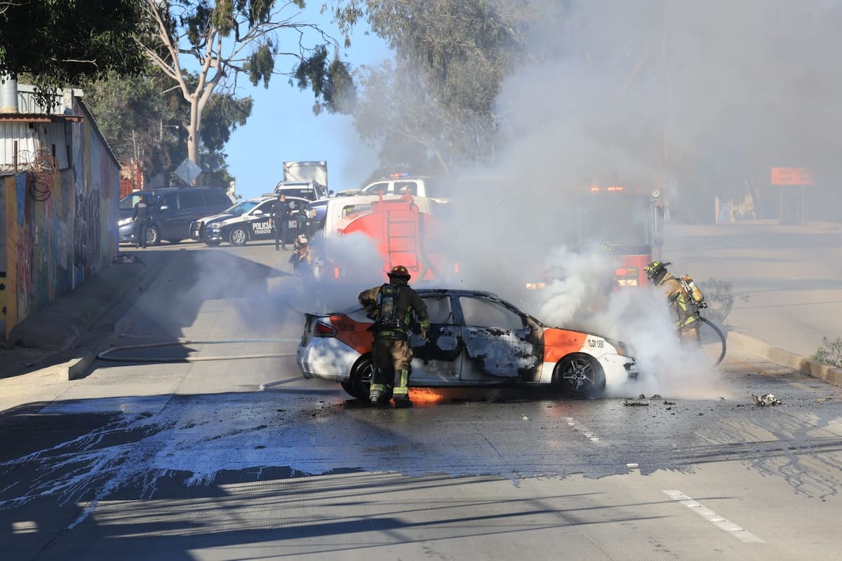 La unidad fue empujada hacia la vialidad y prendida en llamas; no se reportan personas lesionadas. Foto: Sergio Ortiz