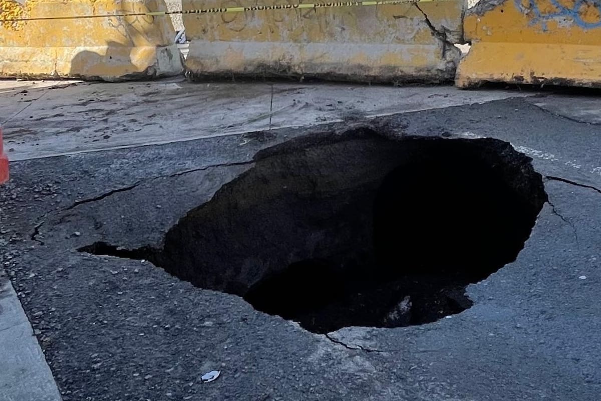 Lluvias empeoran socavones en bulevar Benito Juárez