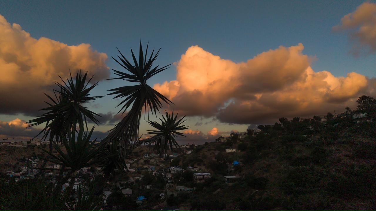 Tras las lluvias, la ciudad cerró el día con tonos cálidos sobre la zona costa.