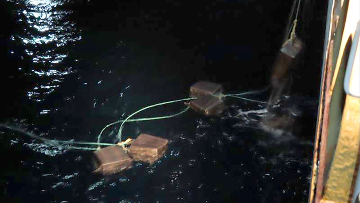 Más de 2 toneladas de cocaína fueron recuperadas tras ser arrojadas al mar durante una persecución en altamar. (X/@USCG)