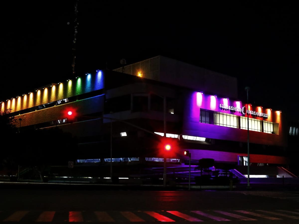 El edificio del Poder Ejecutivo de Baja California se ilumina con los colores de la bandera LGBT en el arranque del Mes del Orgullo, en el Centro Cívico de Mexicali. (FOTO: SAÚL MARTÍNEZ)