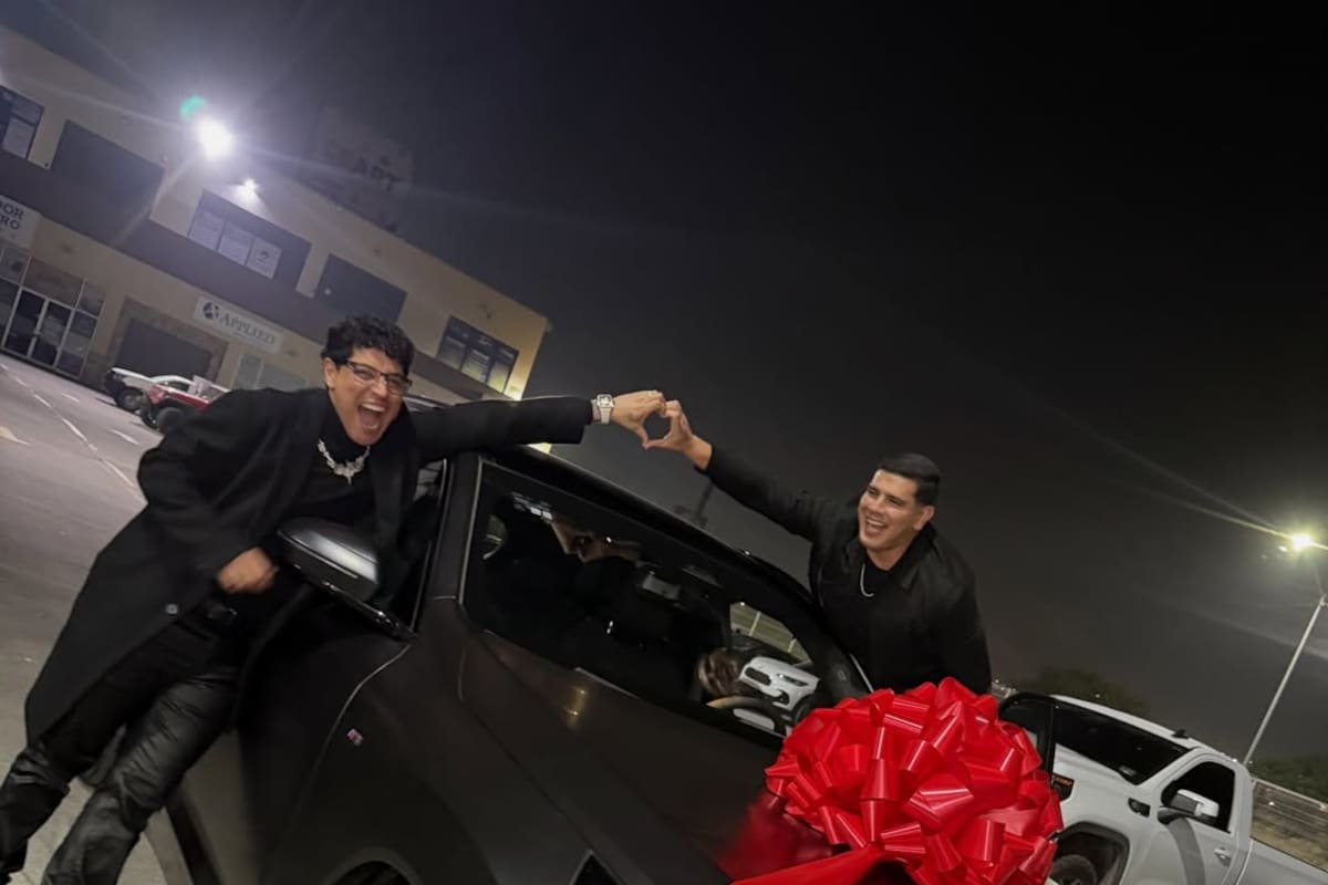 Eduin Caz sorprende a su primo con un costoso regalo