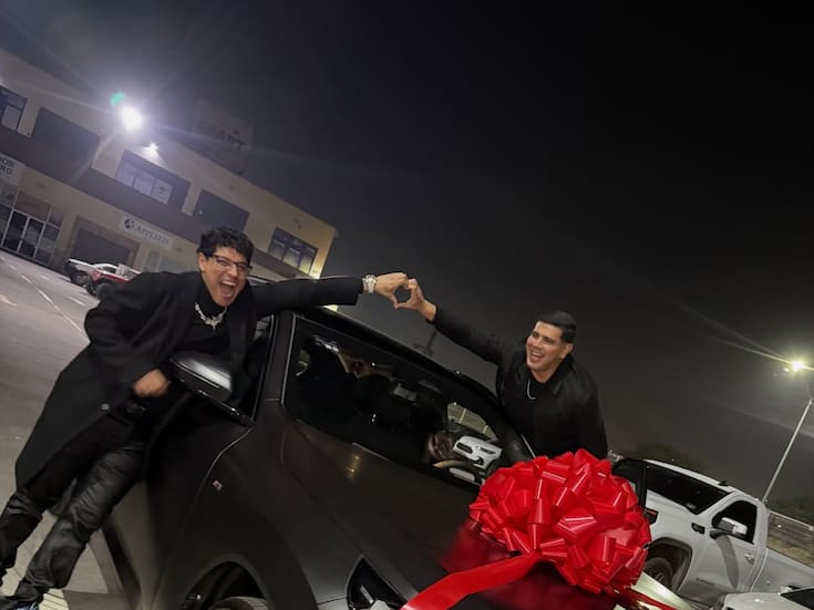 Eduin Caz sorprende a su primo con un costoso regalo