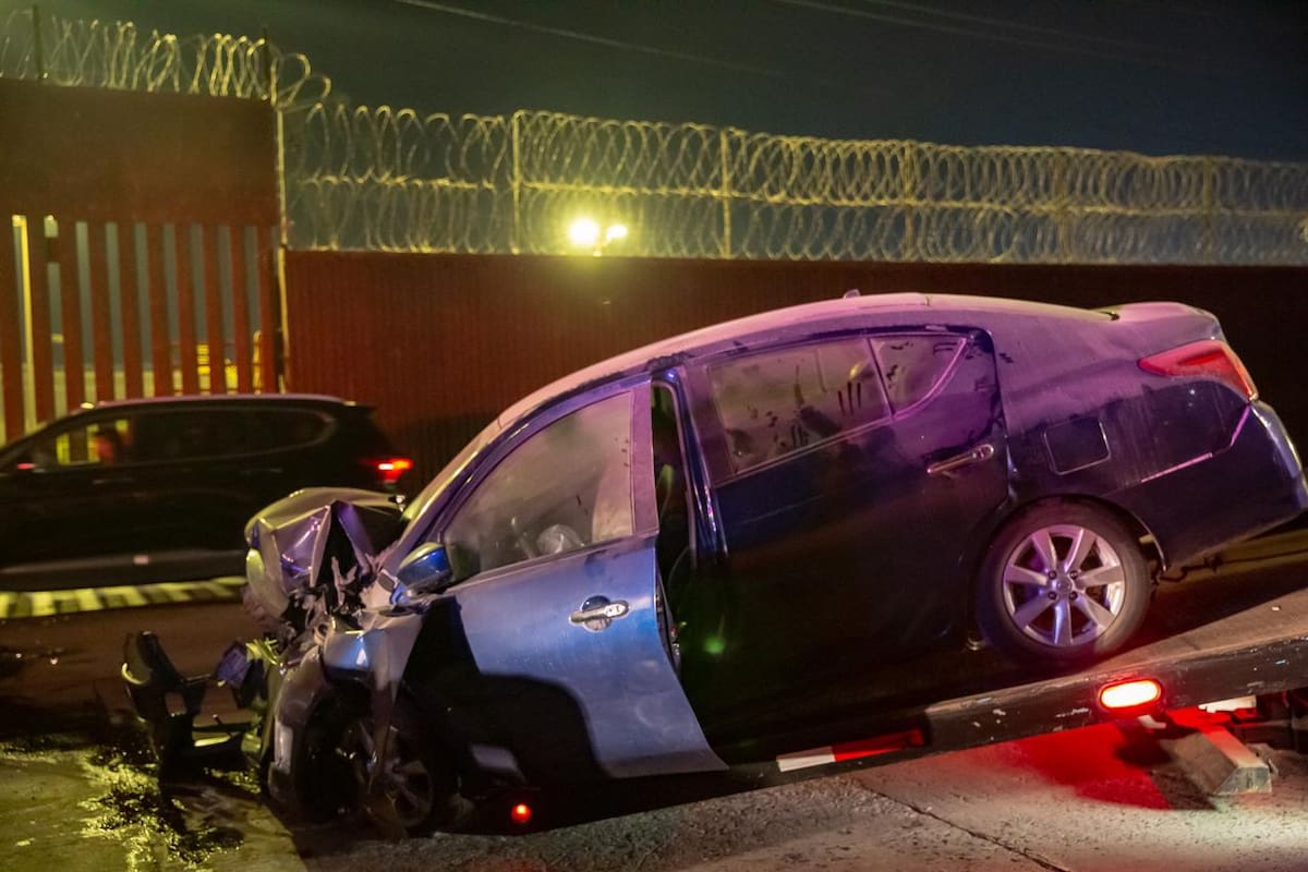La conductora se impactó contra un muro del puente del viaducto elevado sobre la avenida Internacional. Foto: Border Zoom