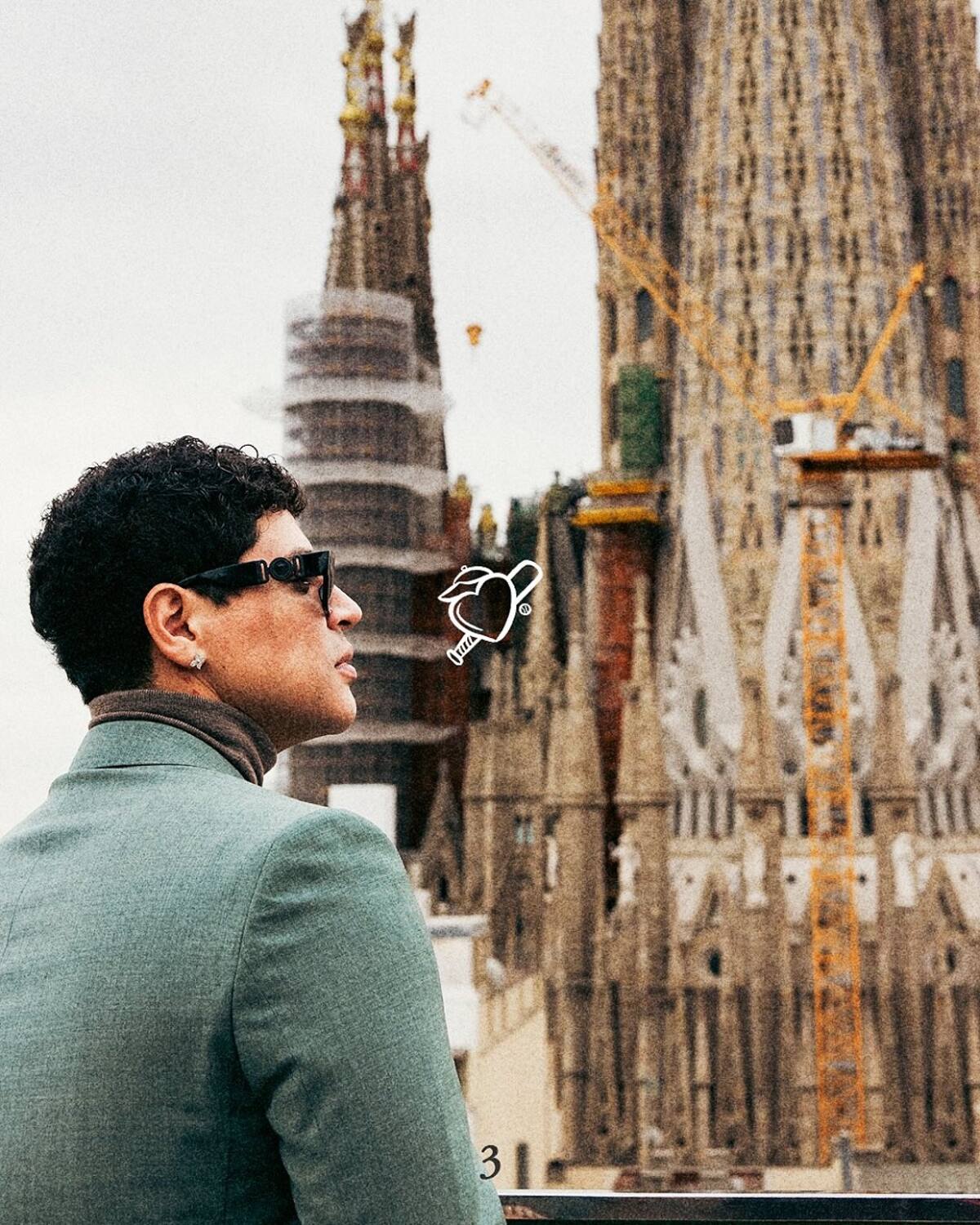 Eduin Caz presume imágenes en el Coliseo Romano, la Basílica de la Sagrada Familia en Barcelona y la Torre Eiffel en París, Francia.
