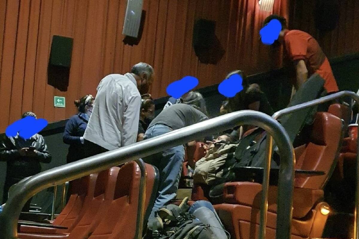 López-Gatell fue captado asistiendo a joven con convulsiones en el cine