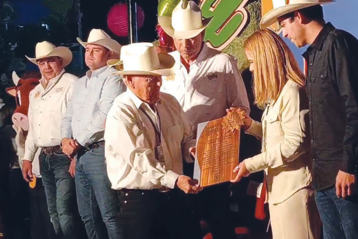 Reconocen a Sergio Torres por su aportación a la Unión Ganadera Regional de Sonora