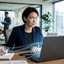Mientras muchas empresas aceleran el uso de inteligencia artificial los expertos laborales advierten que la empatía, el pensamiento crítico y el juicio humano siguen siendo habilidades difíciles de reemplazar