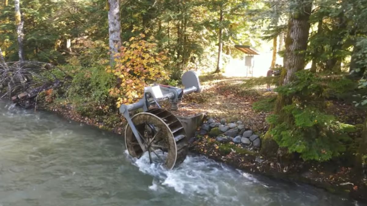La instalación mantiene una producción continua cercana a 1,500 watts con variaciones según el caudal del agua. /Captura de pantalla