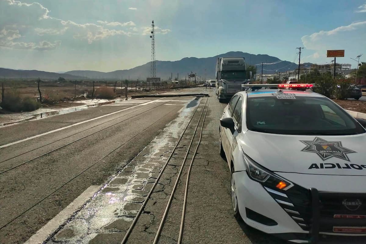 Mantienen cierre preventivo en carretera Tijuana-Mexicali por caída de postes tras tormenta
