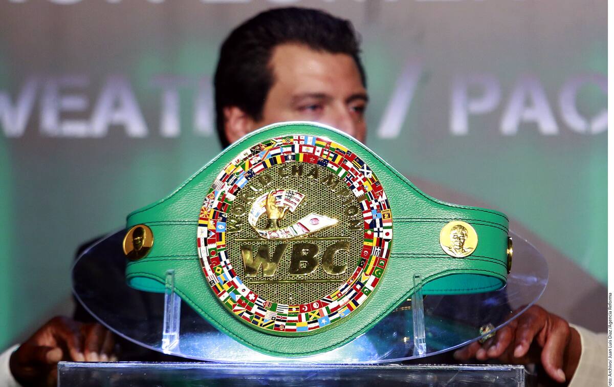 Mauricio Sulaimán detrás del cinturón del Consejo Mundial de Boxeo, CMB, que busca crear una categoría para peleadores trans. | Especial