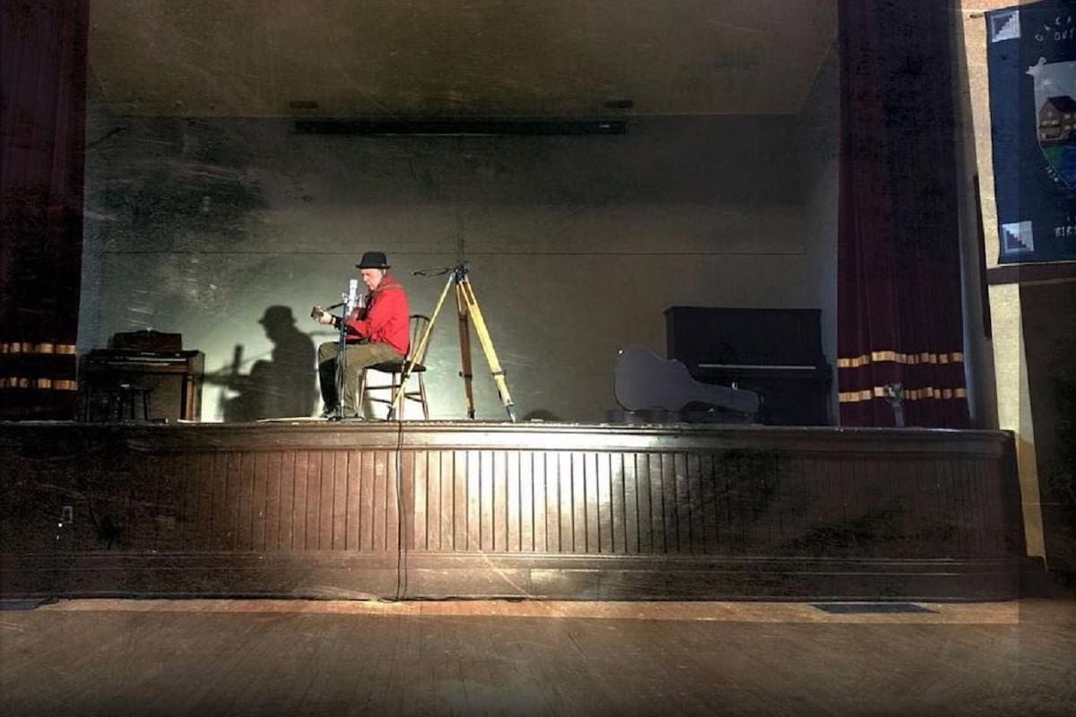 Neil Young se irá Spotify si no eliminan un podcast antivacunas