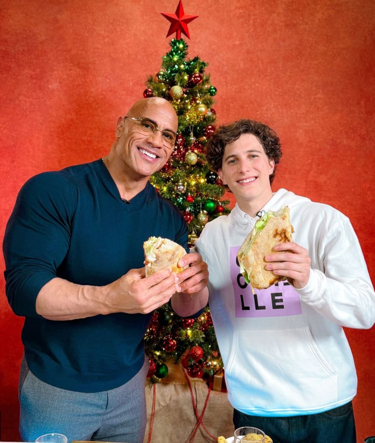 En sus videos, los cuales alcanzan un promedio cuatro a 10 millones de reproducciones sobresalen figuras como Dwayne Johnson “La Roca”.