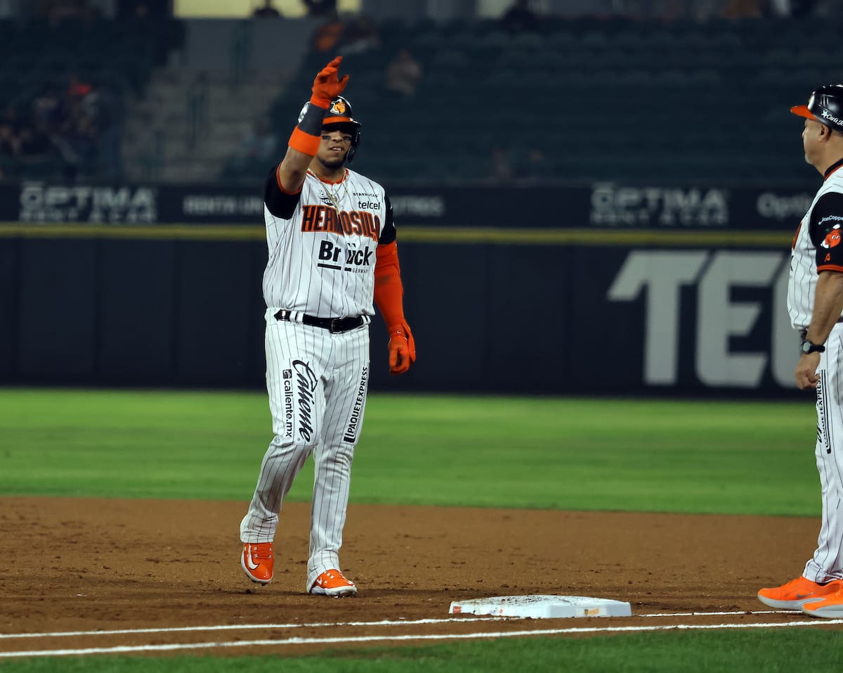 Isaac Paredes celebra su hit con sus compañeros en la banca. (Foto: Cortesía Naranjeros)