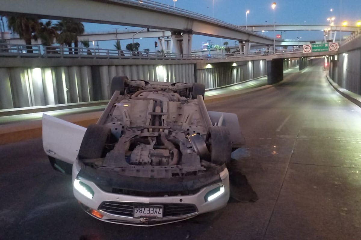 Vuelca automovilista en desnivel del Distribuidor Vial