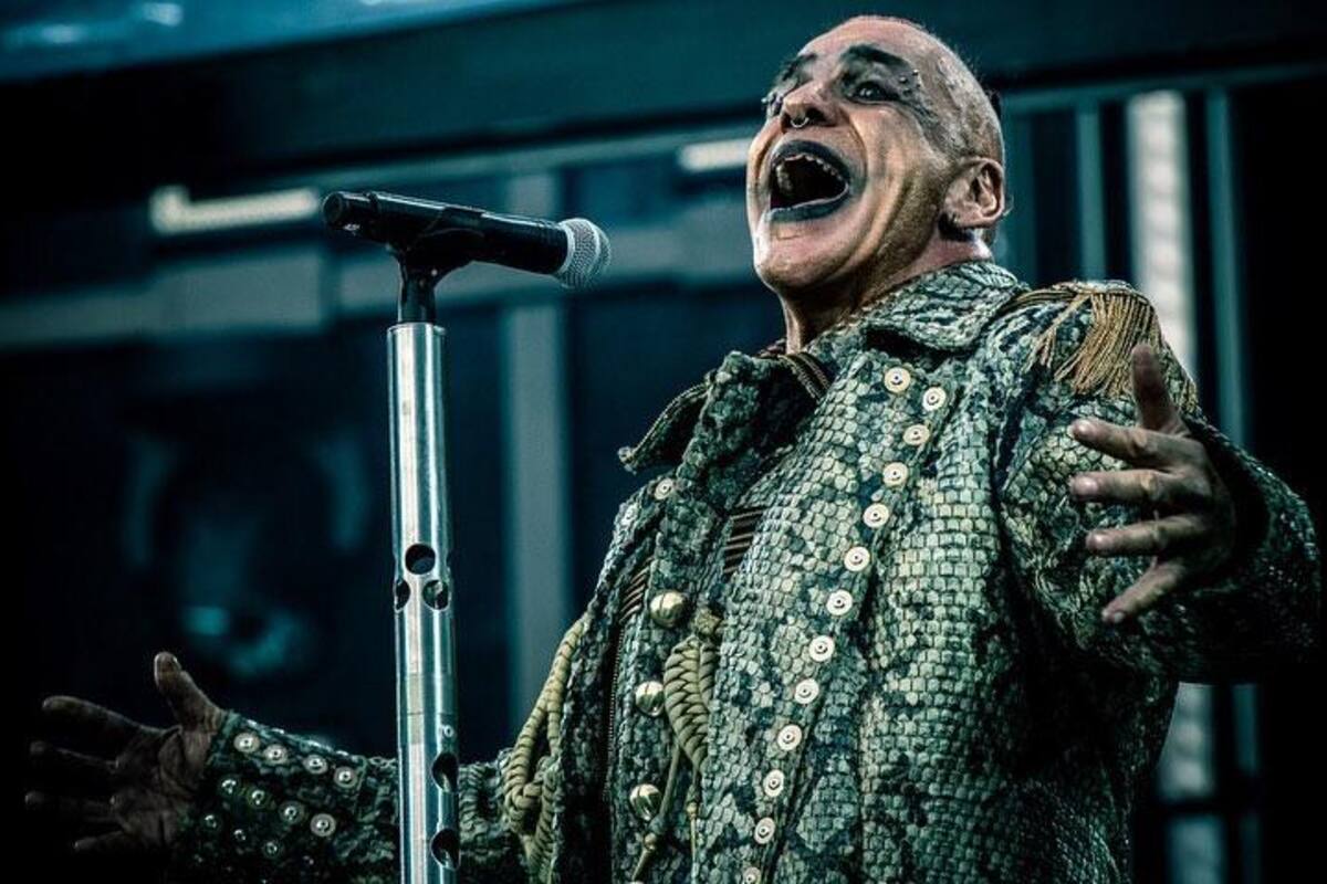 Vocalista de Rammstein se presenta en concierto dentro de una burbuja