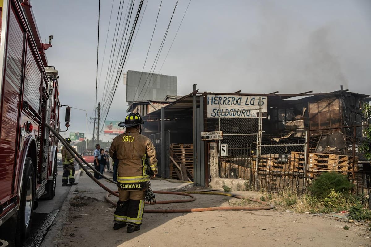 Un incendio que inició como quema de basura se propagó y consumió una vivienda, además de causar daños parciales en otra, en la colonia Del Río. Foto: Border Zoom