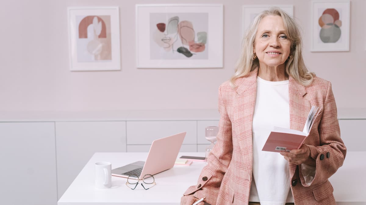 Especialistas de Cleveland Clinic advierten que hasta 20% de la masa ósea puede perderse en los primeros cinco años tras la última menstruación.