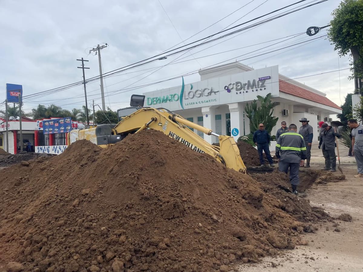 Cespt trabaja en la reparación de socavón en el bulevar Benito Juárez de Rosarito. Foto: Carmen Gutierrez