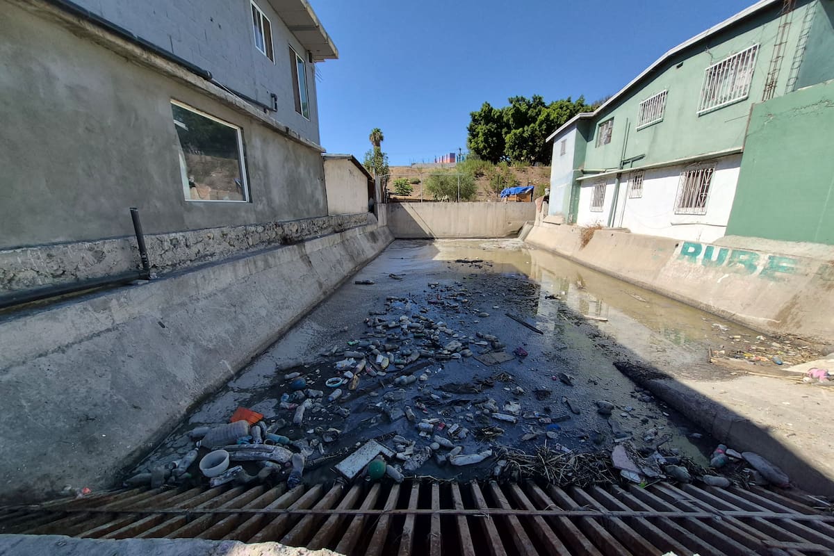Denuncian uso de desarenador pluvial para aguas residuales en Tijuana