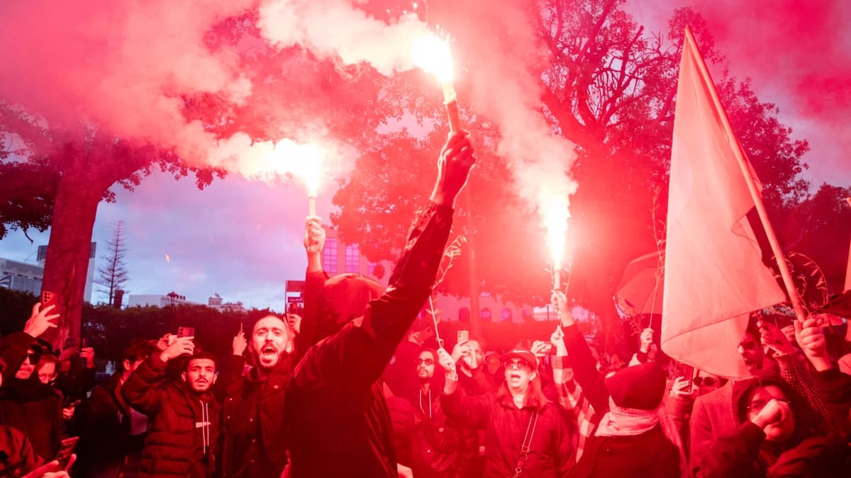 Miles de tunecinos exigen libertad para presos políticos en protesta contra gobierno de Saied. (AP)