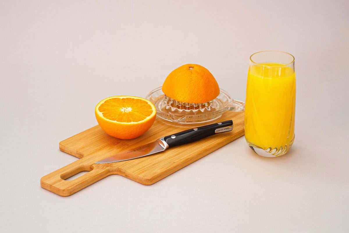 Experto en microbiota advierte que un vaso de 250 mililitros de jugo de naranja puede contener entre 20 y 25 gramos de azúcar y explica por qué recomienda comer la fruta entera