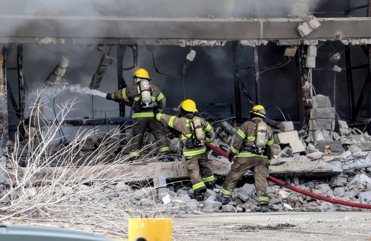 Bomberos continúan las labores para sofocar el incendio en Sams Club, con apoyo de diversas corporaciones. FOTO: JULIPÁN ORTEGA