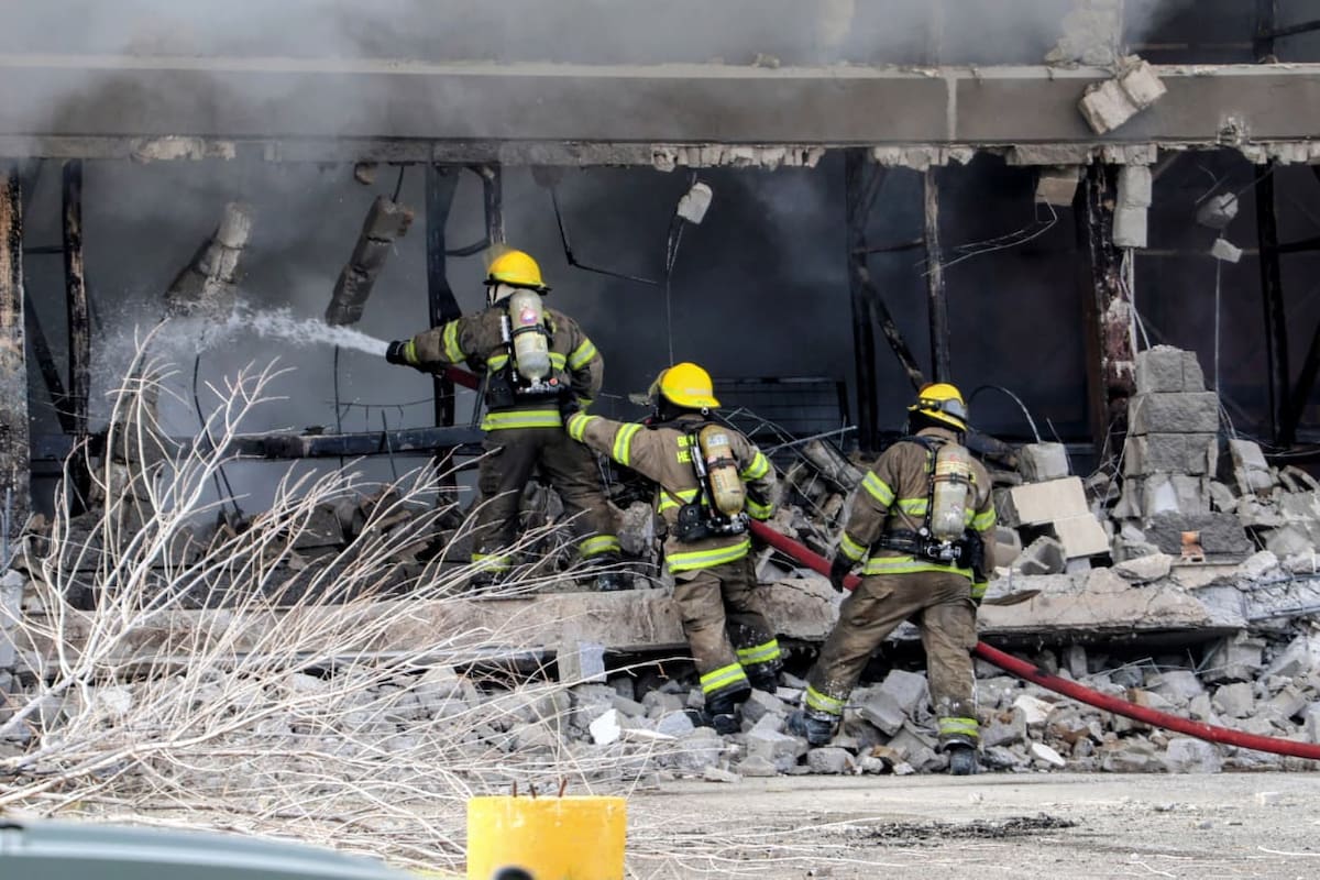 Intensa movilización por incendio en Sams Club; despliegan 11 unidades y más de 40 bomberos de Hermosillo trabajan en el lugar