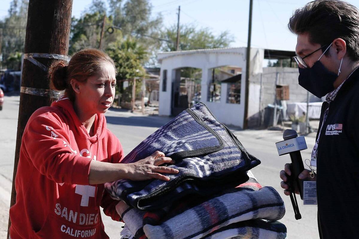 Reciben más familias dotación de cobijas